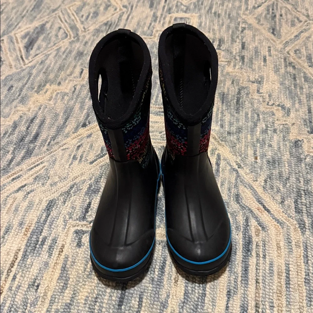 BOGS YOUTH CLASSIC BOOTS- BLACK/ RAINBOW Size 4 (72728-009)